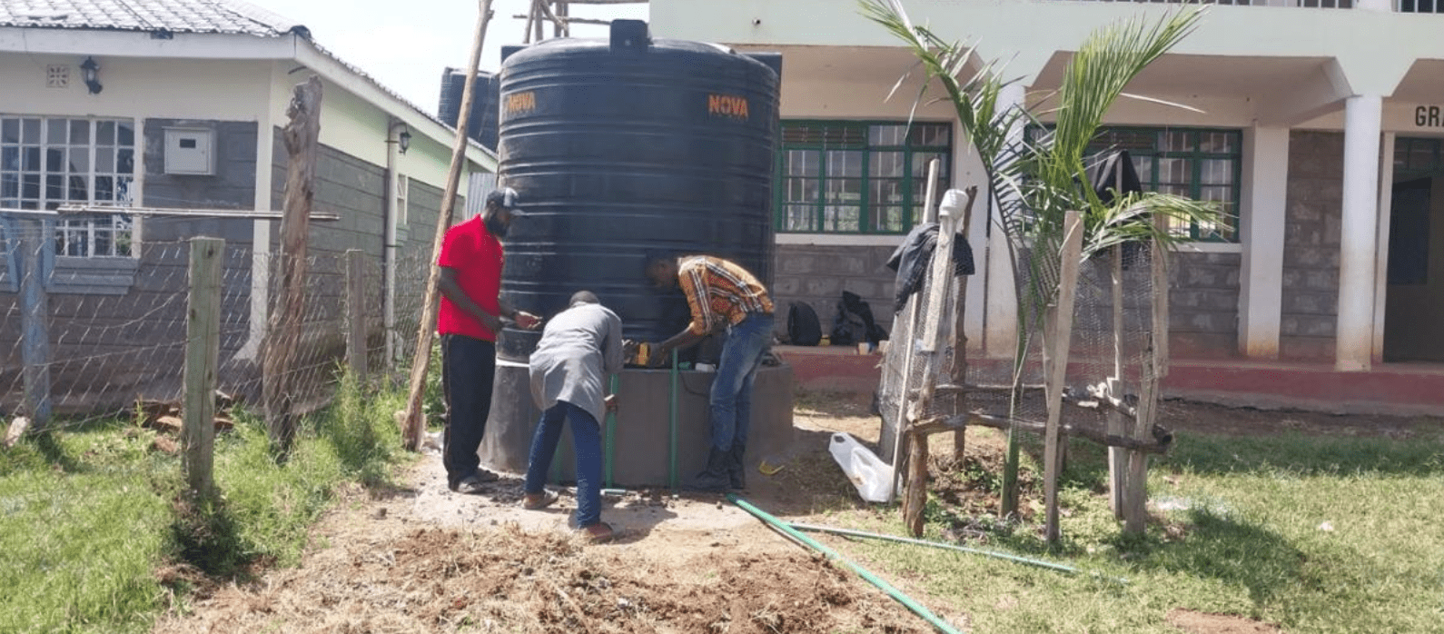 Ein Tank zum Auffangen von Regenwasser.