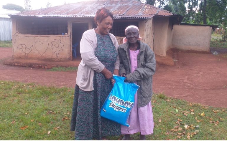 Zu Weihnachten würden wir gerne auch wieder mehreren verarmten Witwen eine Tüte mit Lebensmitteln überreichen. Foto. Imani